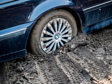 30 Mart 2018, Poznan, Polonya, çamur BMW araba lastiği tekerlekleri, çamur sıkışmış.