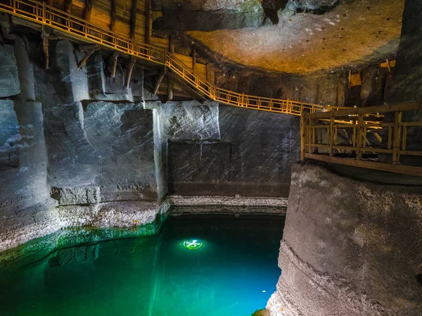 Polonya 'da tuz madeni. Wieliczka Tuz madeninde göl.