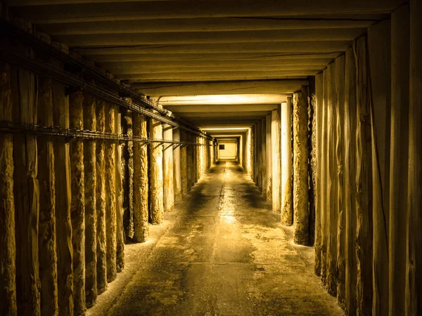 Miniera di sale nel corridoio sotterraneo in Polonia. Lago nella miniera di sale di Wieliczka . — Foto Stock