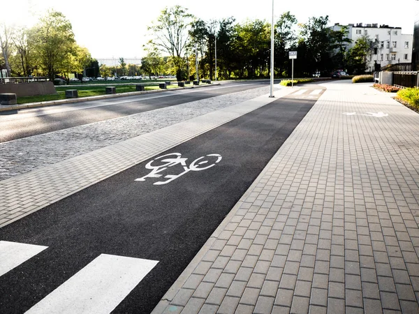 Fahrradschild auf der Straße, die für den Fußgängerüberweg genutzt wird, das Symbol eines Radweges auf dem Boden in schwarz-weiß. — Stockfoto