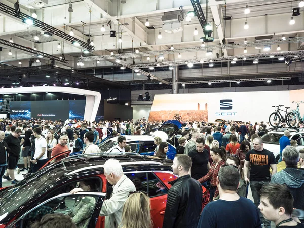Poznan motor show 2018, április 8, 2018, Poznan, Lengyelország. Az embereket a legnagyobb autóipari vásár Lengyelországban és a negyedik Európában a szlogen: Automotive holnap. — Stock Fotó