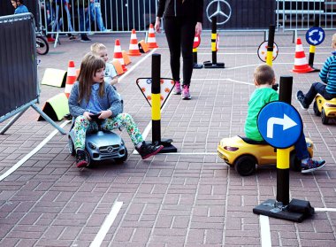 Poznan motor show 2018, 8 Nisan 2018, Poznan, Polonya, küçük çocuklar trafik oyun eğitim, çocuklar sokak kurallarını öğrenme için küçük trafik. Sürüş okulu uygulama devresi.