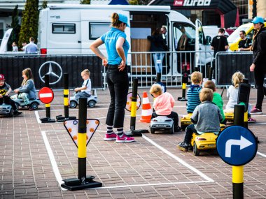 Poznan motor show 2018, 8 Nisan 2018, Poznan, Polonya, küçük çocuklar trafik oyun eğitim, çocuklar sokak kurallarını öğrenme için küçük trafik. Sürüş okulu uygulama devresi.