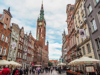 Gdansk, Polonya, 10 Ağustos 2017 orta sokak Gdansk Ulica Dluga (Long Lane) güneşli bir gün, bir şehrin en önemli turistik yerler.
