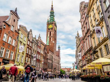Gdansk, Polonya, 10 Ağustos 2018 orta sokak Gdansk Ulica Dluga (Long Lane) güneşli bir gün, bir şehrin en önemli turistik yerler.
