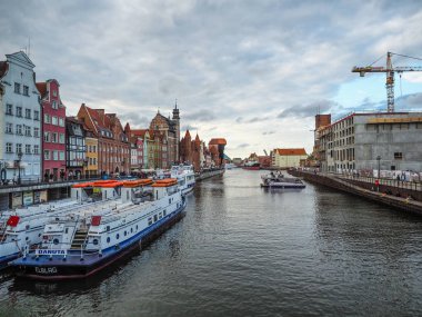 Gdansk, Polonya. 12 Haziran 2017, Avrupa 'nın en eski ortaçağ Liman Vinci (Zuraw) ile Polonya 'nın eski kent ve Motlawa Nehri boyunca bir gezinti yolu.