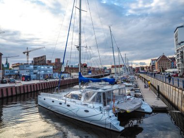 Gdansk, Polonya. 12 Haziran 2017, Avrupa 'nın en eski ortaçağ Liman Vinci (Zuraw) ile Polonya 'nın eski kent ve Motlawa Nehri boyunca bir gezinti yolu.