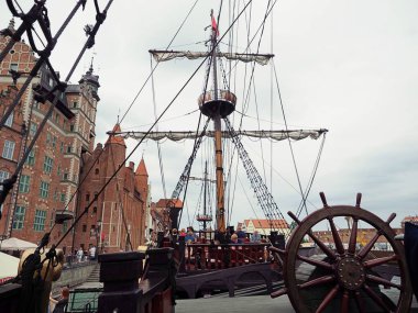Gdansk, Polonya-8 Eylül 2017. İnsanlar bir korsan gemi seyahat Gdansk şehir merkezi (Polonya) geldi. Güzel Gdansk şehrinin limanı.