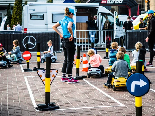 Poznan motor show 2018, 8 Nisan 2018, Poznan, Polonya, küçük çocuklar trafik oyun eğitim, çocuklar sokak kurallarını öğrenme için küçük trafik. Sürüş okulu uygulama devresi.