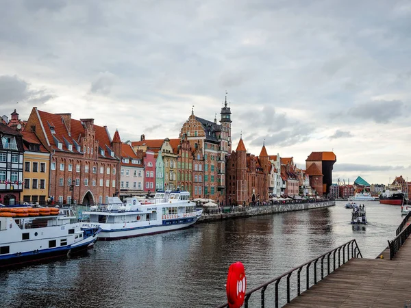 Gdansk, Polonia. 12 Junio 2017, el casco antiguo de Polonia con la grúa portuaria medieval más antigua (Zuraw) en Europa y un paseo marítimo a lo largo del río Motlawa . — Foto de Stock