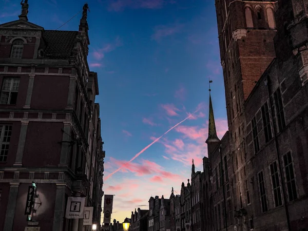 Gdansk, Poland, 6 December 2018 Sunset Central street of Gdansk Ulica Dluga (The Long Lane), one of the most notable tourist attractions of the city. Beautiful sky. — Stock Photo, Image
