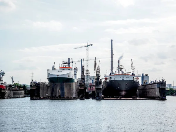 GDANSK, POLONIA - 6 DE DICIEMBRE DE 2018: Deepwater Container Shipping International European Terminal en Gdansk durante la carga - la terminal de contenedores más grande de Polonia — Foto de Stock