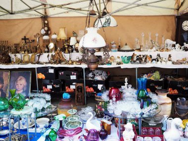 26 Mart 2018, Poznan, Polonya, Pazar, antika, Vintage mutfak eşyaları Satılık farklı şekillerde eski Vintage kapı kolu. Kapalı bir bit pazarında Satılık çeşitli eski nesneler.