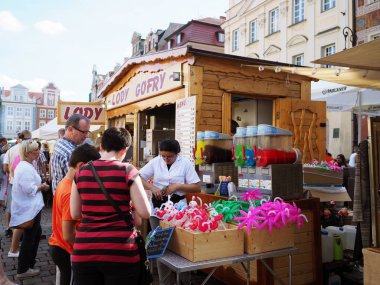 Turist piyasada ve dükkanlar ile tatil sırasında bir çok insan, eğlence parkı, Poznan Bar, Polonya, 26 Mart 2018