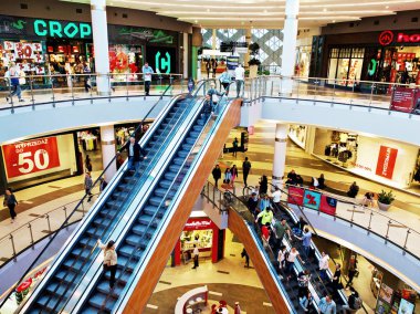 Avenida Poznan, Polonya, 15 Temmuz 2018, merkezine tren ve otobüs istasyonlarına doğrudan bağlantısı vardır. Wielkopolska başkentinin hareketli kalp.