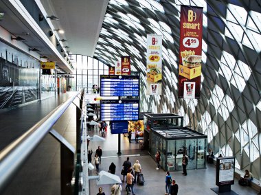 17 Temmuz 2018 - Polonya, Poznan Joseph tren istasyonu kavramı ile özel hedefleri dünya çapında seyahat tarzının tren istasyonunda tahtada hareket. Kalkış ve varış terminal kapıları.
