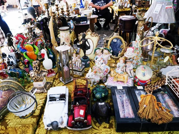 14 April 2018, Poznan, Poland, old objects for sale at a flea market, toys, vintage plates, kitchenwares, lamps — Stock Photo, Image
