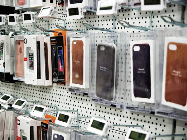 17 July 2018, Avenida poznan, Poland, Shop for mobile, a display of plastic mobile phone cases on shelves, Showcase with smartphones in the modern electronics store. Buy a mobile phone. — Stock Photo, Image