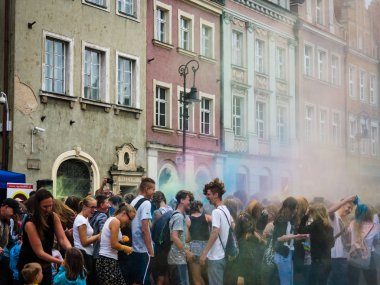 Gençlerin birbirlerini tozu ile bulaşması renk Festivali, renk adil sırasında boya. Poznan, Polonya, 3 Temmuz 2017