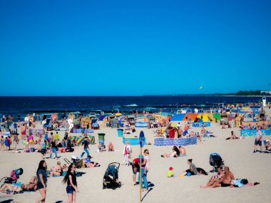 Kolobrzeg, Baltık Denizi, Polonya üzerinde 16 Temmuz 2017 Lehçe bir şehir bir plajda güzel bir gün zevk ve tüyler ürpertici insanlar.