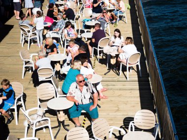 Bir sahil restoranı Kolobrzeg, Baltık Denizi, Polonya üzerinde 16 Temmuz 2017 Lehçe bir şehir, güzel bir gün zevk ve tüyler ürpertici insanlar.