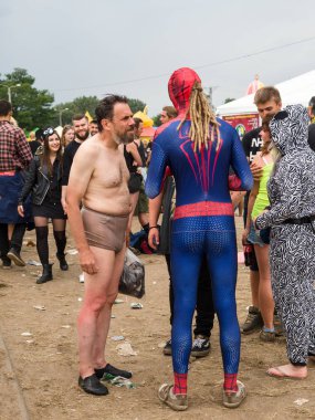 Çılgın insanlar, örümcek adam, kıyafet Woodstock Festivali, Polonya fantezi. 6 Ağustos 2017. Kostrzyn ve oder, büyük ücretsiz müzik ve sanat Ağustos başında büyük ücretsiz yaz Müzik Festivali.
