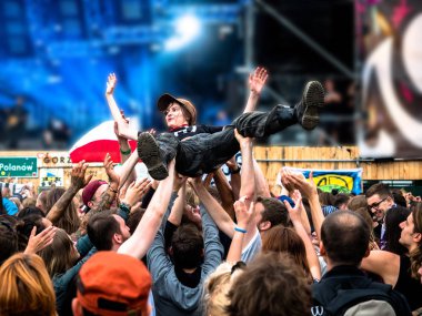 Woodstock Festivali, arka plan bulanık, Polonya jumping kadın kalabalık. 6 Ağustos 2017. Kostrzyn ve oder, büyük ücretsiz müzik ve sanat Ağustos başında düzenlenen büyük ücretsiz yaz Müzik Festivali.