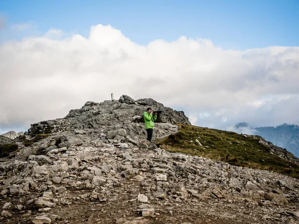 Ein männlicher Fotograf mit seiner professionellen Kamera in den weit entfernten Bergen Polens und der Slowakei, der im Sommer allein in die hohen slowakischen Berge wandert. Tatra, Polen, 28. September 2017. — Stockfoto