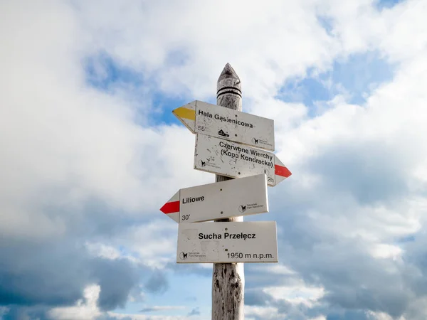 Guidepost sign in Slovakian mountains far away in Poland and Slovakia, View of a girl hiking to Slovakian mountains high alone in summer. Tatry mountain, Poland, 30 September 2017. — Stock Photo, Image