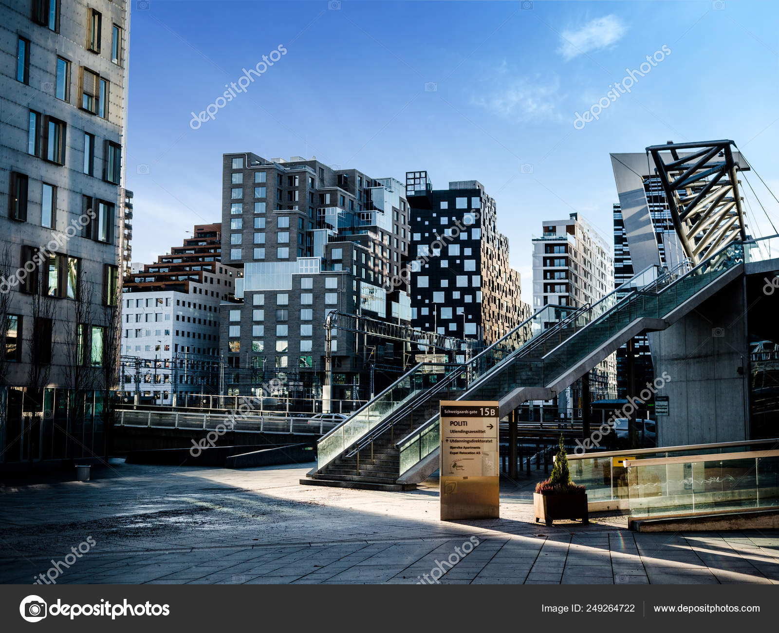 美丽的现代建筑, 奥斯陆的条形码区从峡湾上升, 就像一个城市和超级时尚在挪威。2017年11月22日, 挪威奥斯陆. —— 库存社论照片©  DigitalMammoth #249264722