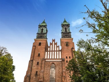 Peter ve Paul Bazilikası ile Poznan, Polonya, güzel mavi gökyüzü dış 11 Ekim 2017 Aziz.