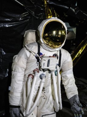 Astronot uzayda modern, astronot ay (uydu) açılış görevde. Nasa tarafından döşenmiş bu görüntü unsurları. Londra, İngiltere, 31 Ekim 2017