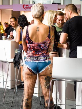 Venüs Berlin 2017, Almanya, 14 Ekim 2017 - Berlin'in Erotik ticaret adil seks botlar, porno yıldızları, featuring dansçılar, seksi bir kadın dövme sırtında, Yetişkin film yıldızı Venüs adil ile 2017 gyrating.