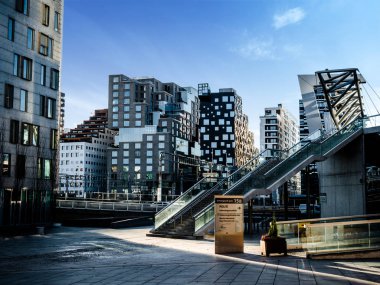 Güzel modern binalar, Oslo'nun barkod bölge Norveç'te bir kentsel ve süper trendy gibi fiyort üzerinden yükselir. Oslo, Norveç, 22 Kasım 2017.