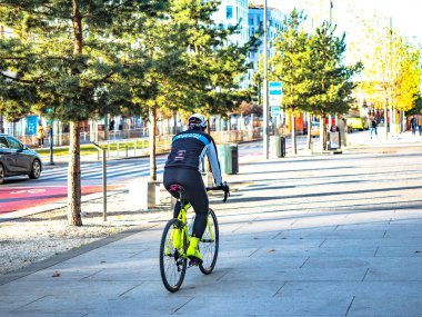 yaşam tarzı, taşıma ve insan kavramı, şehir hayatı, kentsel, A dostum binme, Bisiklet Bisiklete binme sabah egzersiz için bir sokakta, motorcu, Oslo, Norveç, 6 Aralık 2018 egzersiz,