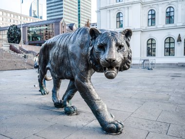 Oslo, Norveç ' in ana tren istasyonu önünde kare üzerinde bir kaplan duran 22 Kasım 2017 heykeli