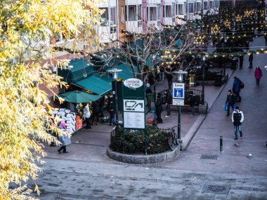 Gronlands Torg Frukt ve gront, Oslo, Norveç, 2 Nisan 2018, en iyi mağaza, sebze ve etnik yiyecek için Pazar. Evde yemek yapmayı planlıyorsanız, sizin meyve ve sebze satın emin olun.