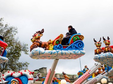 Noel pazarı, turist ve bir sürü insan Noel Fuarı ve dükkanlar, tatil sırasında eğlenceli park, Poznan, Polonya, 28 Kasım 2017 bar