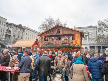 Noel pazarı, turist ve bir sürü insan Noel Fuarı ve dükkanlar, tatil sırasında eğlenceli park, Poznan, Polonya, 28 Kasım 2017 bar