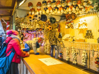 Noel pazarı ve bir sürü insan Noel Fuarı ve dükkanlar, tatil sırasında eğlence parkı, Poznan, Polonya, 28 Kasım 2017 bar