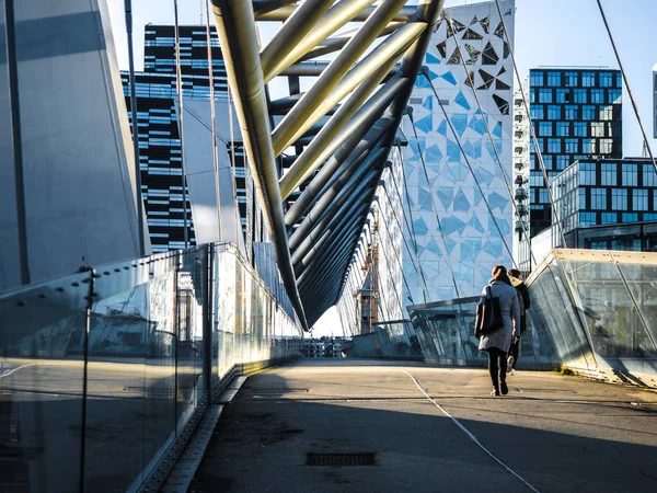 Güzel modern binalar, Oslo'nun barkod bölge Norveç'te bir kentsel ve süper trendy gibi fiyort üzerinden yükselir. 22 Kasım 2017, Oslo, Norveç.