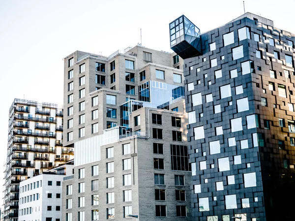 14 avril 2018, Oslo Norvège, Beaux bâtiments modernes différents, pont du quartier Barcode d'Oslo s'élève du fjord comme une ville et super à la mode en Norvège . — Photo