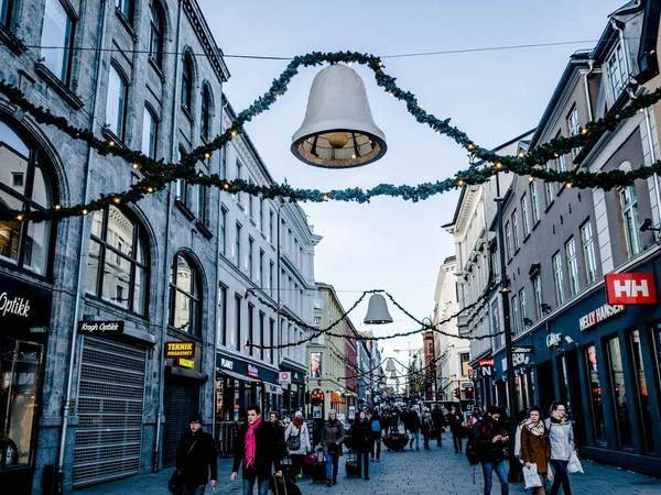 Karl Johans puerta es la calle principal de la ciudad de Oslo en invierno en vacaciones de Navidad. Encrucijada cerca de la estación de tren, Gente caminando por la calle en el centro de Oslo en un día nublado de invierno . — Foto de Stock