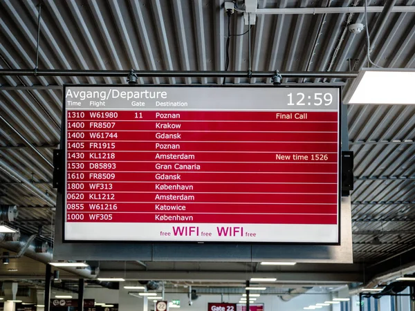 Mezinárodní letiště odjezdy deska screenat Sandefjord letiště Torp, Oslo, Norsko, 2 dubna 2018 — Stock fotografie