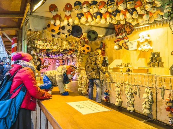 Mercado de Natal e um monte de pessoas durante a feira de Natal e férias com lojas, parque divertido, bar em Poznan, Polônia, 28 Novembro 2017 — Fotografia de Stock