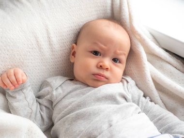 Komik surat, şirin 5 ay eski yapmaya meraklı bebek yarım yarış Asya beyaz çocuk mutlu gülümseyerek ve kameraya, gülen sağlıklı çocuk bebek çocuk arıyorsunuz karışık. Yarım Tay yarım Lehçe.