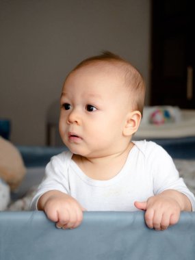 Sevimli yakışıklı 6 ay yaşlı yarım yarış Doğu Asya beyaz çocuk mutlu gülümseyerek ve kameraya, gülen sağlıklı çocuk bebek çocuk arıyorsunuz karışık. Yarım Tay yarım Lehçe, sevimli, tuhaf komik surat.