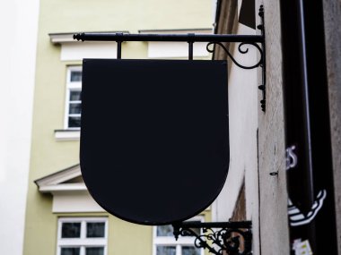 Boş boş yuvarlak kalkan kare siyah tabela üzerinde açık sokak mağaza, Restoran, dükkan logo veya şirket için sahte duvar tuğla vintage.