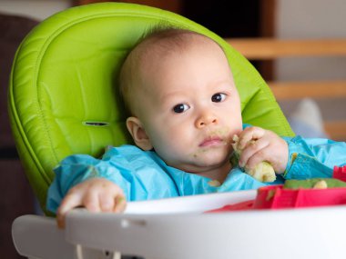 Blw yöntemi ile organik biyo sebze yeme bebeğim, led Sütten kesme bebeğim. Mutlu vejetaryen çocuk öğle yemeği yemeyi. Yürümeye başlayan çocuk yemek kendisi, kendi kendini besliyor. bebek bebek bebek sütten kesmek tarafından liderliğindeki yeme. Mamalar.
