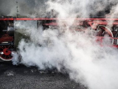 Demiryolu hattı üzerinde seyahat lokomotif tarihi vintage eski buharlı tren.